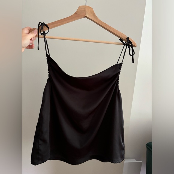 Silky top with knots on shoulder - Picture 1 of 3